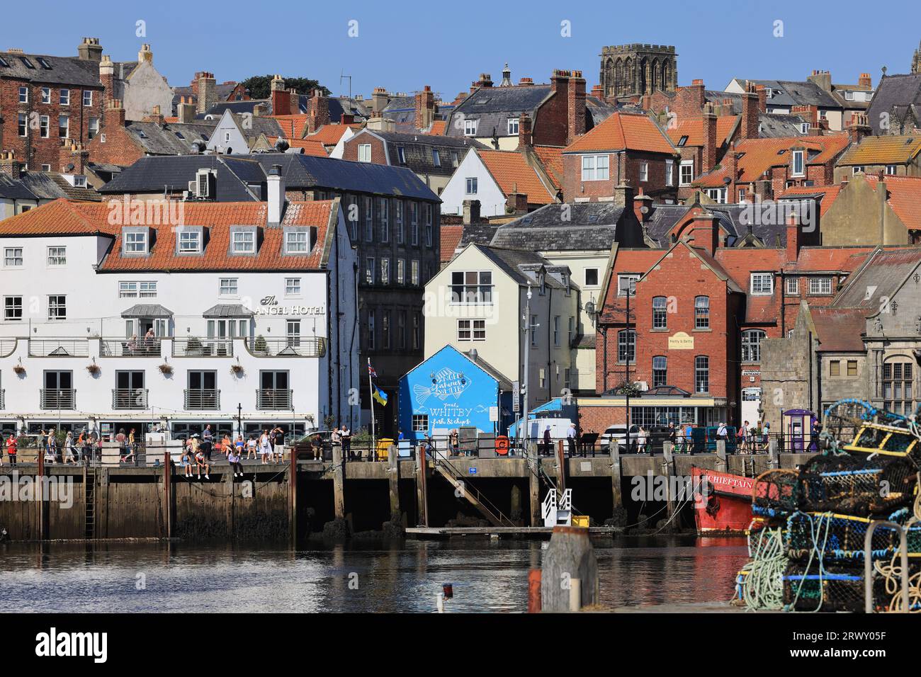Il grazioso porto nella storica Whitby, nel North Yorkshire, Regno Unito Foto Stock