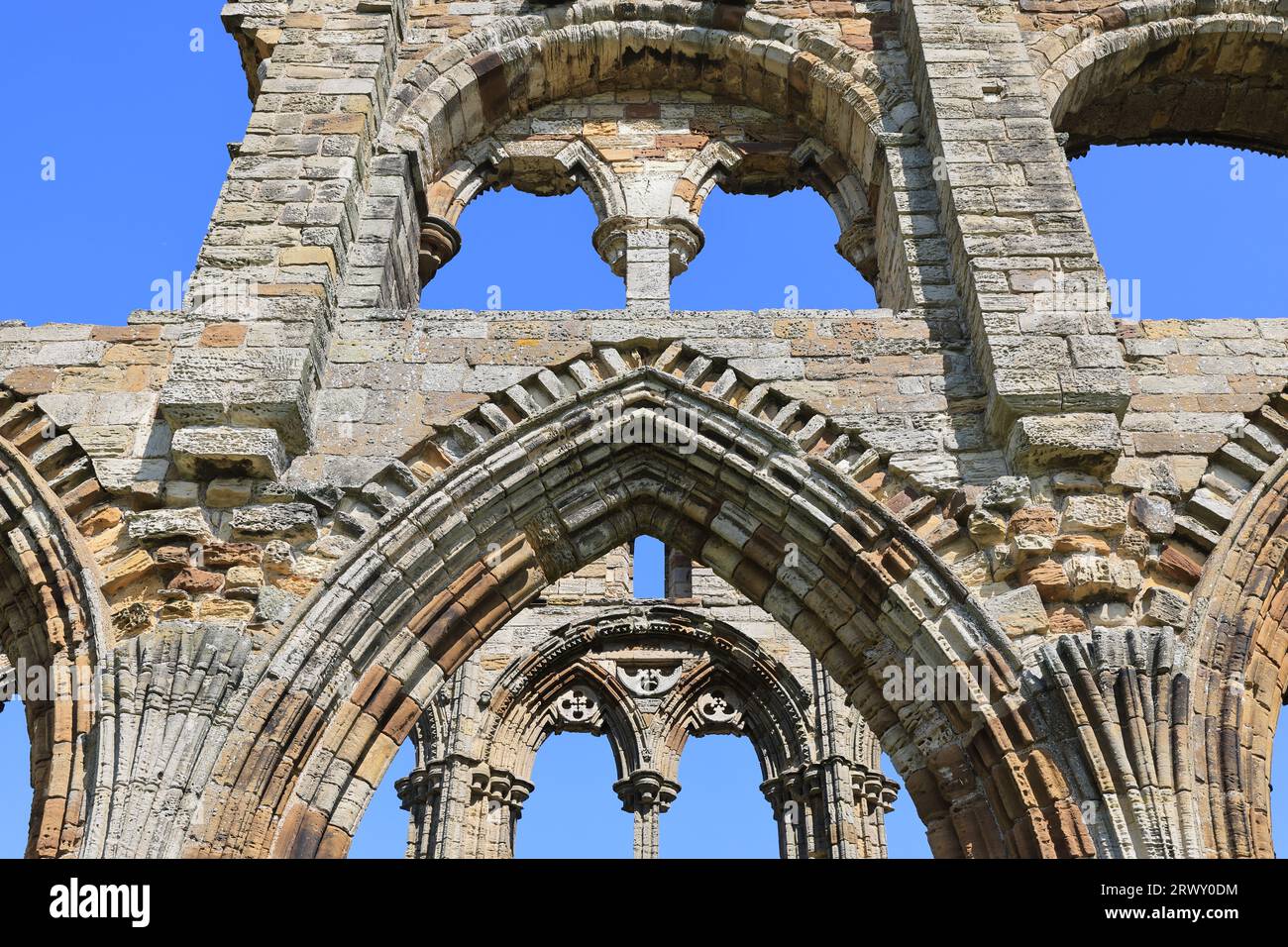 Whitby Abbey, un monastero cristiano del VII secolo che in seguito divenne un'abbazia benedettina. Ora patrimonio dell'umanità inglese, nel 1890 ha ispirato Dracula di Bram Stoker Foto Stock