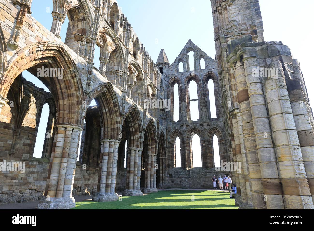 Whitby Abbey, un monastero cristiano del VII secolo che in seguito divenne un'abbazia benedettina. Ora patrimonio dell'umanità inglese, nel 1890 ha ispirato Dracula di Bram Stoker Foto Stock