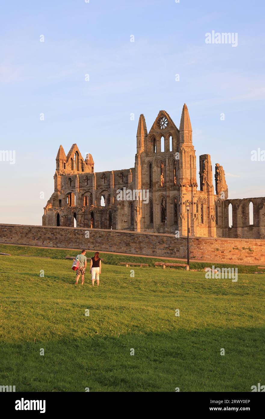 Whitby Abbey, un monastero cristiano del VII secolo che in seguito divenne un'abbazia benedettina. Ora patrimonio dell'umanità inglese, nel 1890 ha ispirato Dracula di Bram Stoker Foto Stock