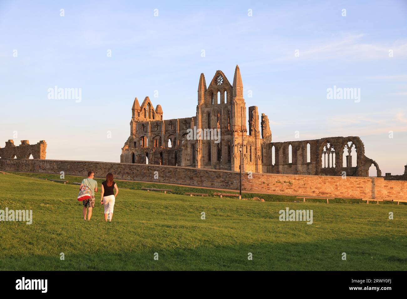 Whitby Abbey, era un monastero cristiano del VII secolo che in seguito divenne un'abbazia benedettina. Ora gestito dall'English Heritage, nel 1890 ha ispirato Bram Stoke Foto Stock