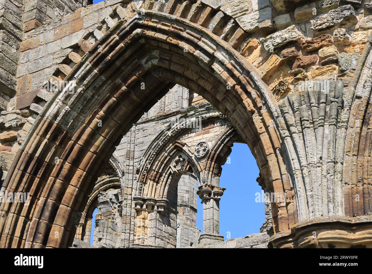 Whitby Abbey, un monastero cristiano del VII secolo che in seguito divenne un'abbazia benedettina. Ora patrimonio dell'umanità inglese, nel 1890 ha ispirato Dracula di Bram Stoker Foto Stock