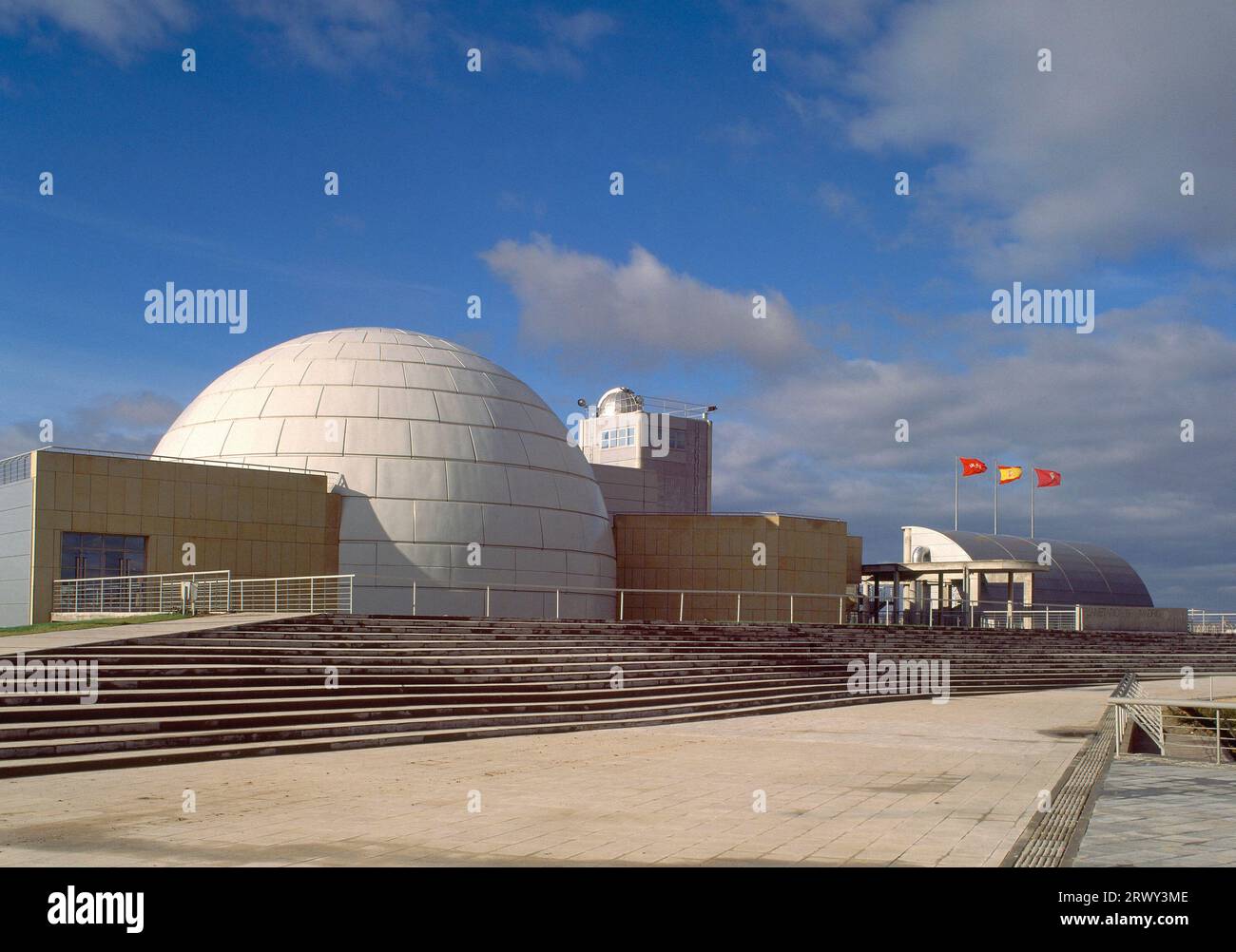 VISTA ESTERNA DEL EDIFICIO. AUTORE: SALVADOR PEREZ ARROYO (1945-). Ubicazione: PLANETARIO. MADRID. SPAGNA. Foto Stock