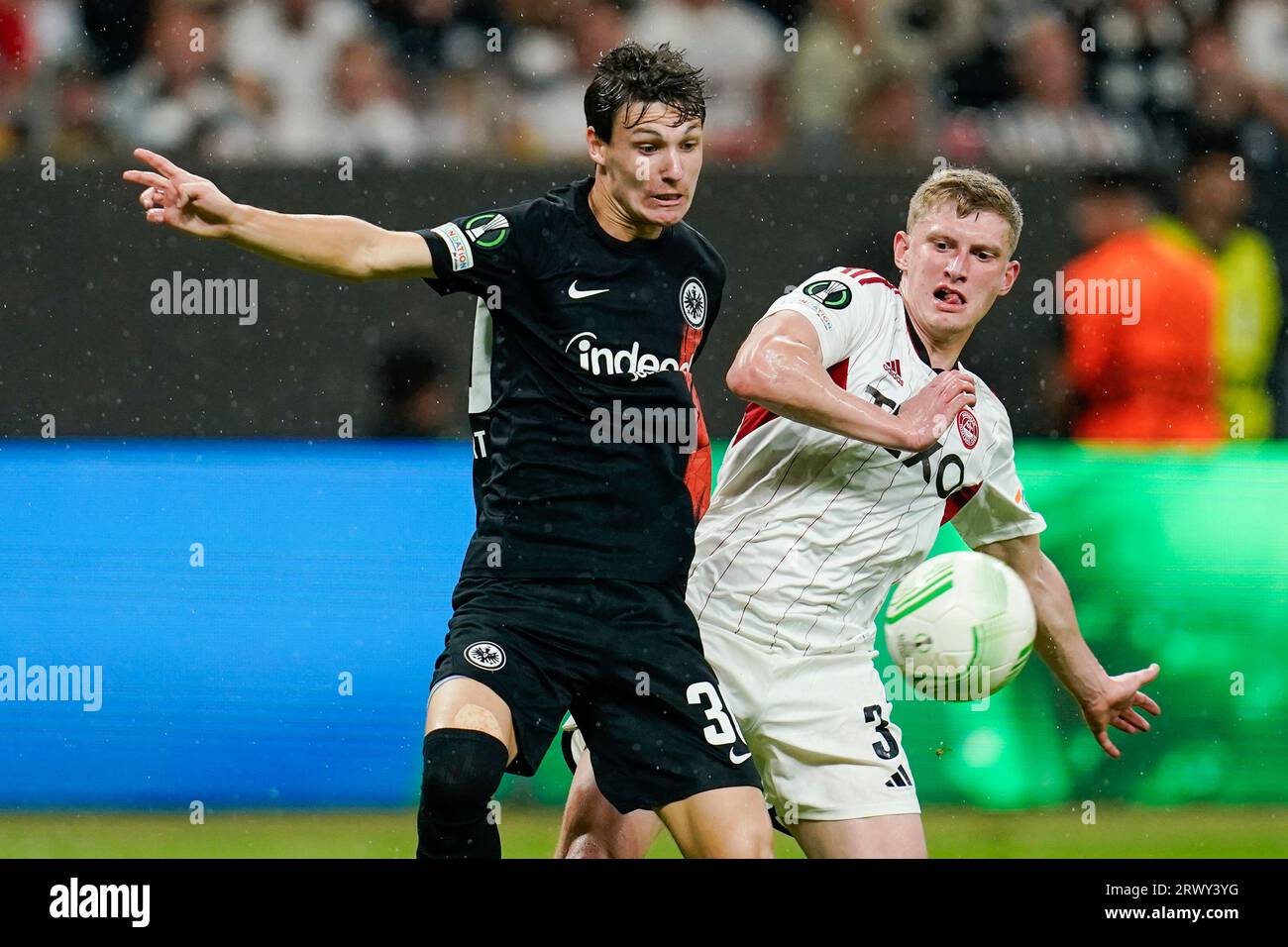 Eintracht Frankfurt's Paxten Aaronson (a sinistra) e Aberdeen's Jack MacKenzie combattono per il pallone durante la partita di UEFA Europa Conference League Group G al Deutsche Bank Park di Francoforte. Data foto: Giovedì 21 settembre 2023. Foto Stock