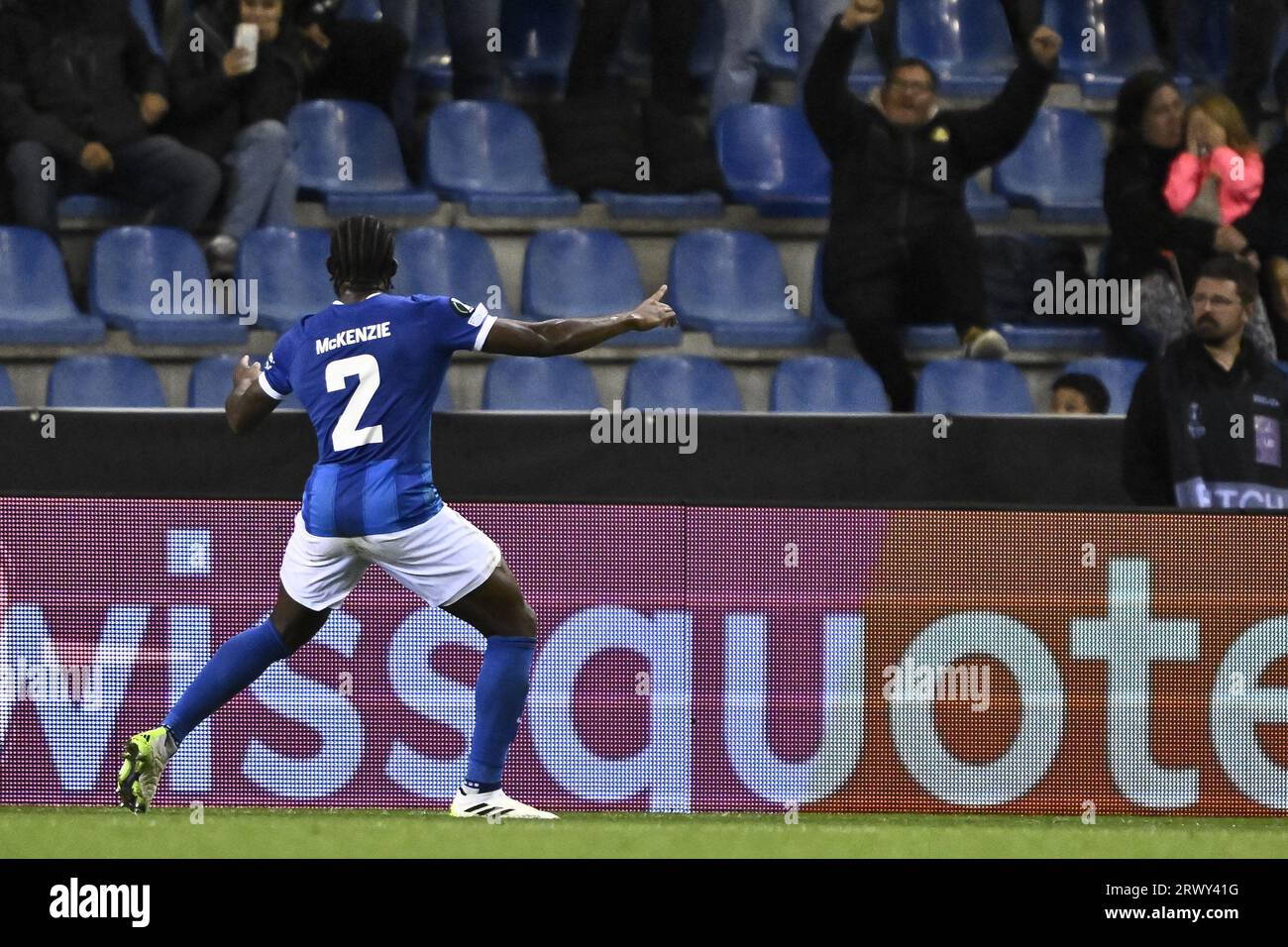 Bruxelles, Belgio. 21 settembre 2023. Alexander McKenzie di Genk celebra dopo aver segnato il gol 2-2 durante una partita di calcio tra il belga KRC Genk e l'italiano ACF Fiorentina, il giorno 1 della fase a gironi della UEFA Conference League, nel gruppo F, giovedì 21 settembre 2023 a Genk. BELGA PHOTO JOHAN EYCKENS Credit: Belga News Agency/Alamy Live News Foto Stock