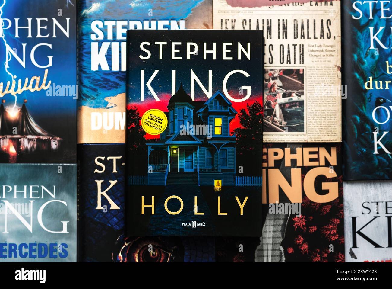 Primo piano del libro in spanish Holly del romanziere americano Stephen King oltre a diversi libri del romanziere Foto Stock