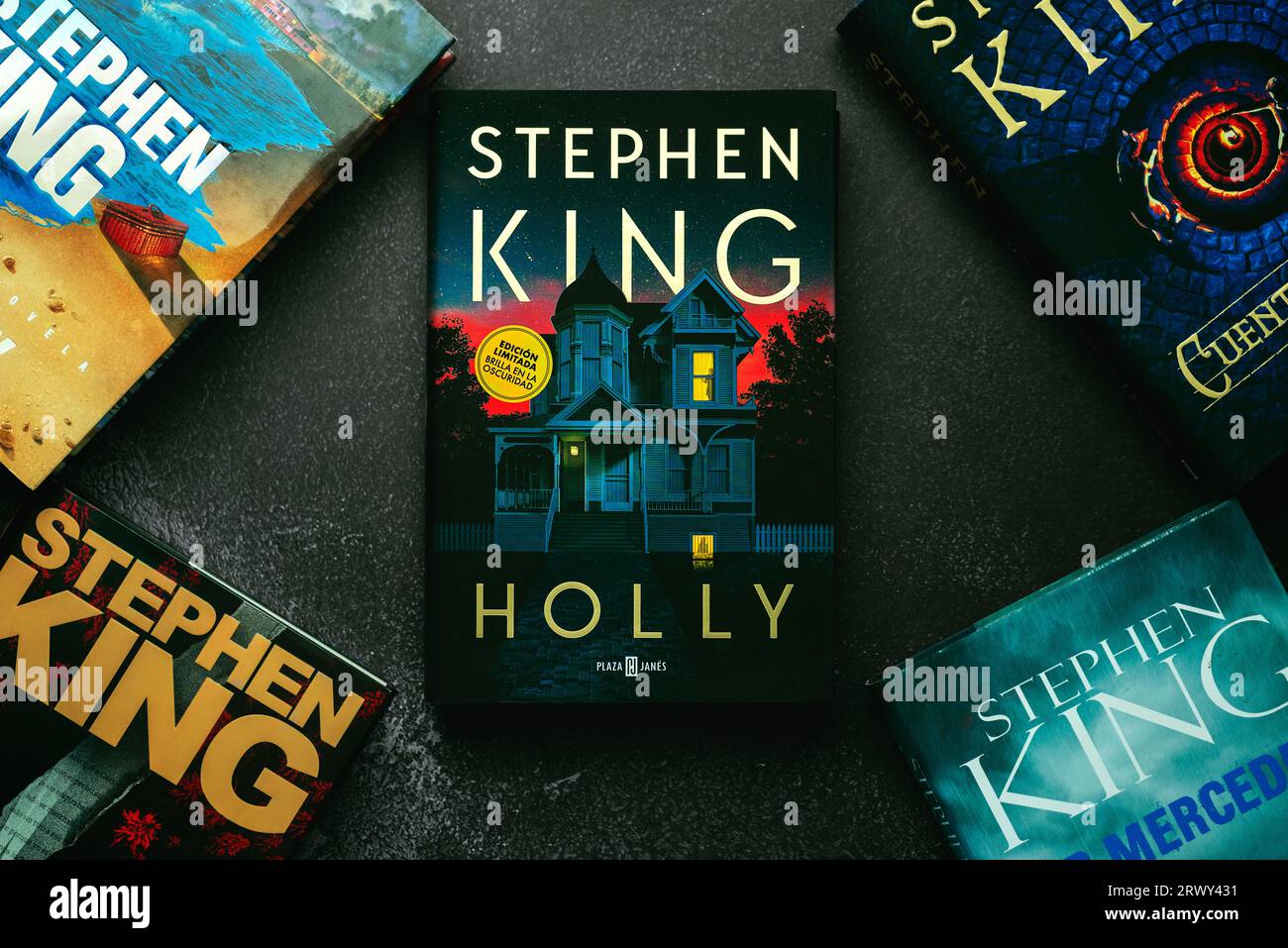 Primo piano del libro in spanish Holly dello scrittore americano Stephen King e di altri libri dello scrittore Foto Stock