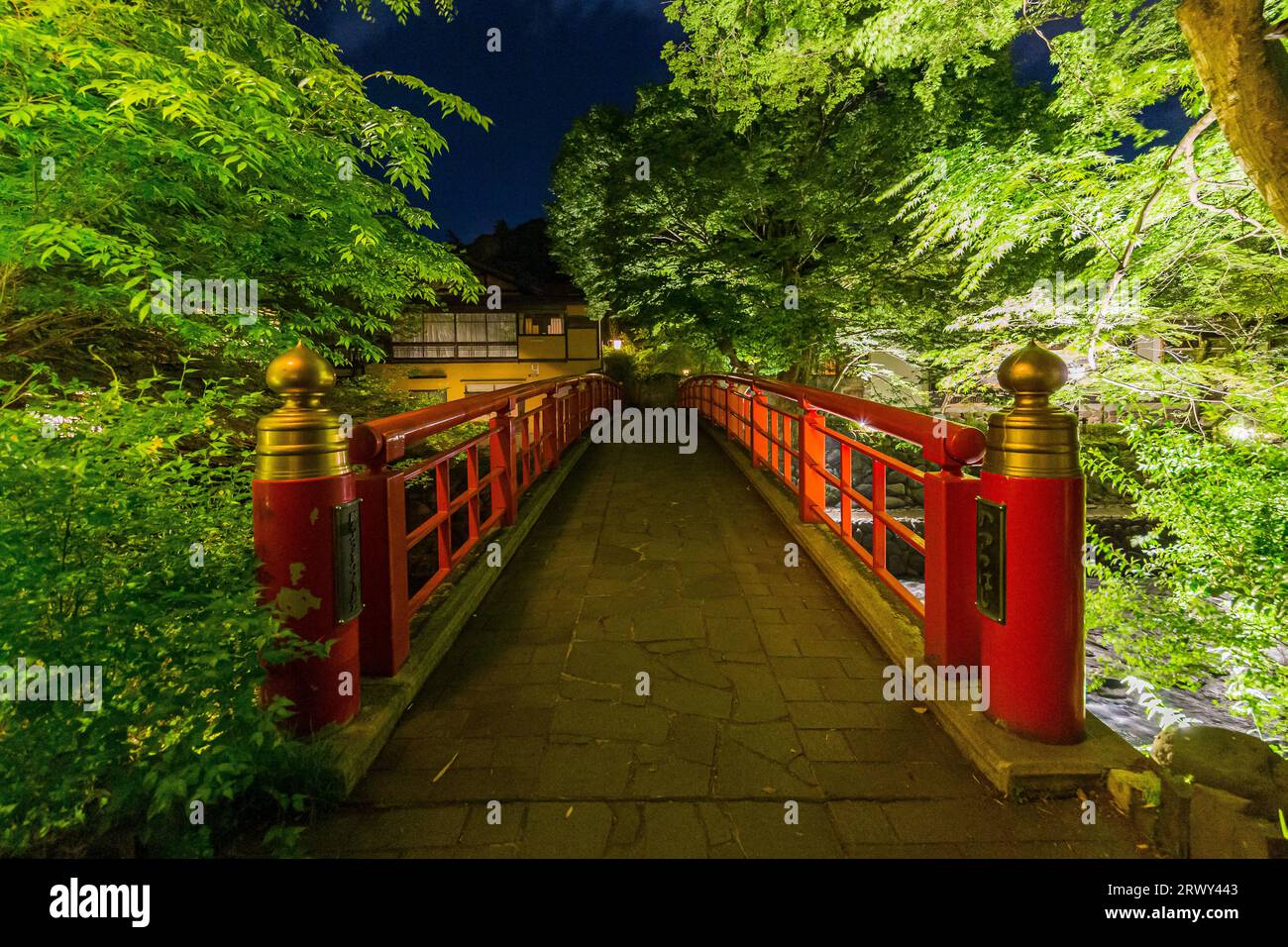 Shuzenji Onsen il ponte Katsura che brilla nel verde fresco della primavera (paesaggio da sud a nord) Foto Stock