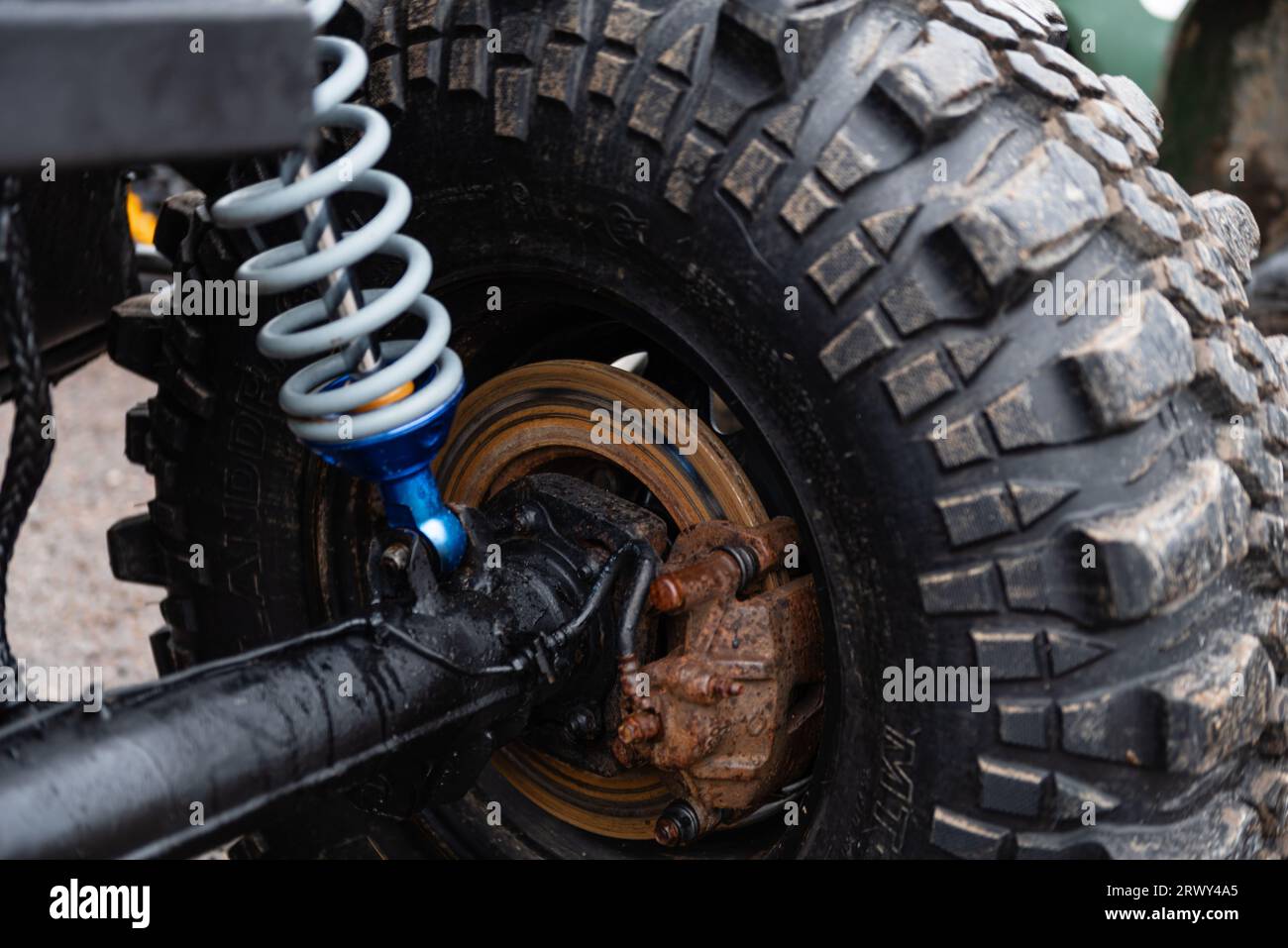 ruota con pneumatici, sospensione di un'auto fuoristrada 4x4 in primo piano Foto Stock