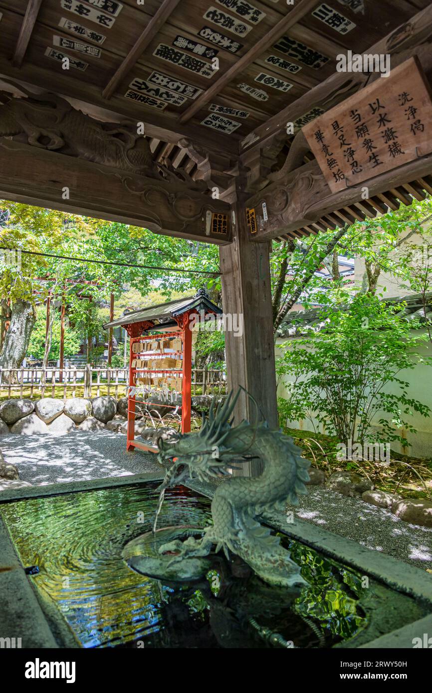 Onsen (sorgente termale) e ema (tavoletta votiva) appesi nei giardini del tempio di Izu Shuzenji. Foto Stock