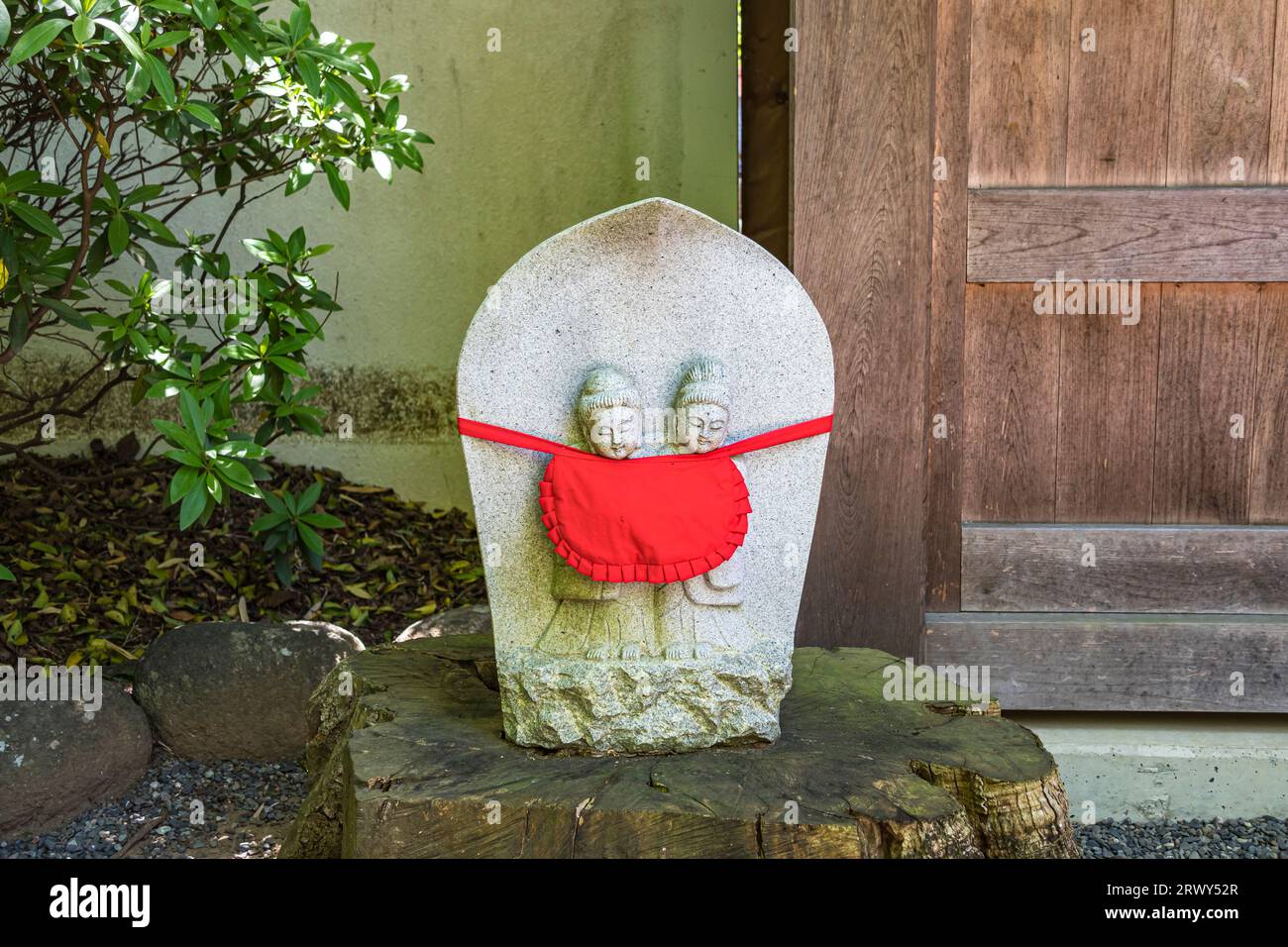Statue Jizo uniche sparse in tutto il parco del tempio di Izu Shuzenji Foto Stock