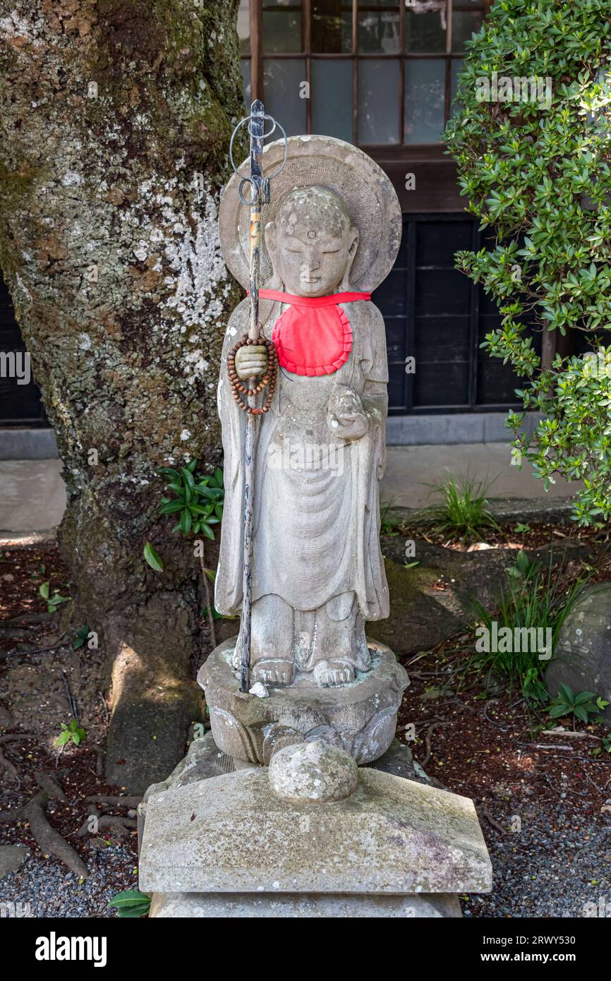 Statue Jizo uniche sparse in tutto il parco del tempio di Izu Shuzenji Foto Stock