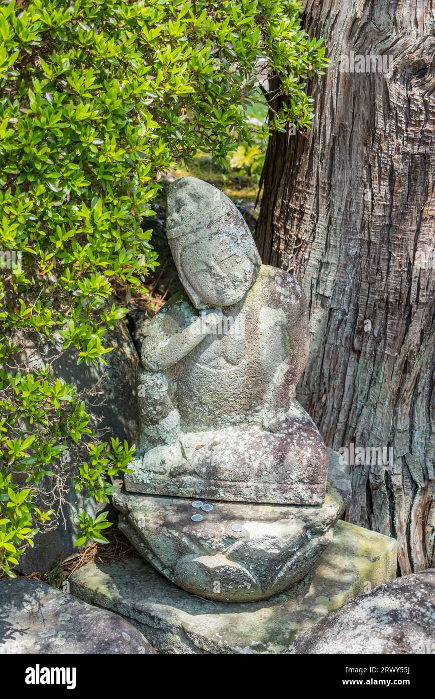 Statue Jizo uniche sparse in tutto il parco del tempio di Izu Shuzenji Foto Stock