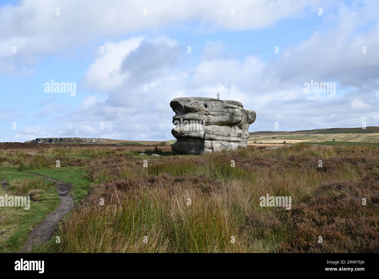 L'Eaglestone, un affioramento di gritstone sul Derbyshire Peak District Moors, è un punto di riferimento per gli escursionisti vicino a Baslow Edge. Foto Stock