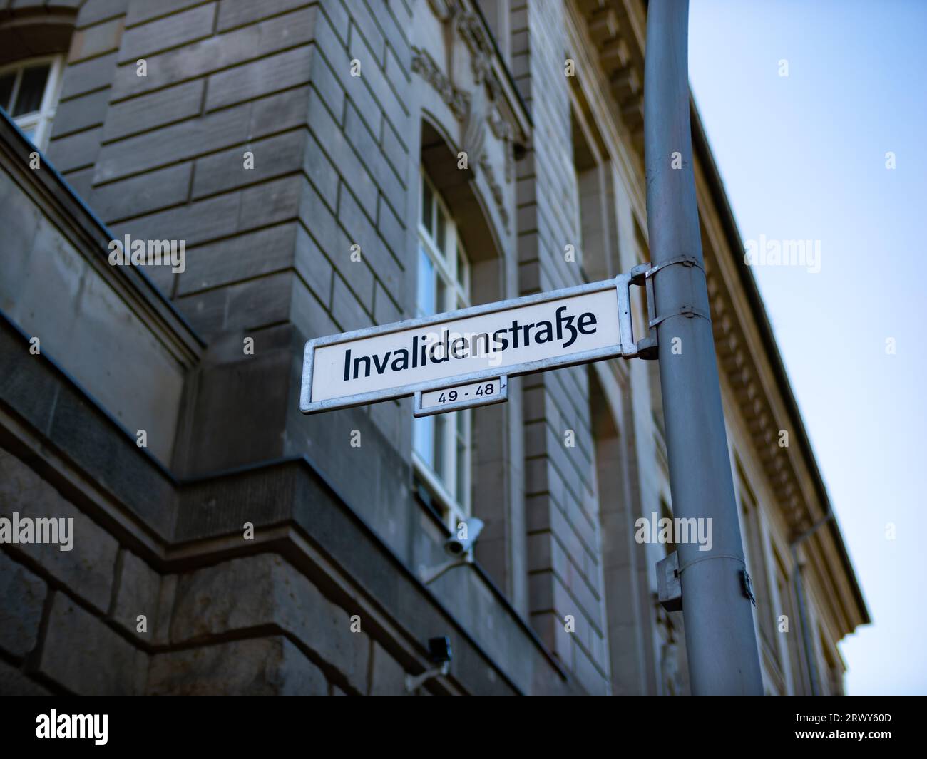 Cartello con il nome della strada Invalidenstrasse a Berlin Mitte. La guida mostra la posizione e la direzione della strada. Foto Stock