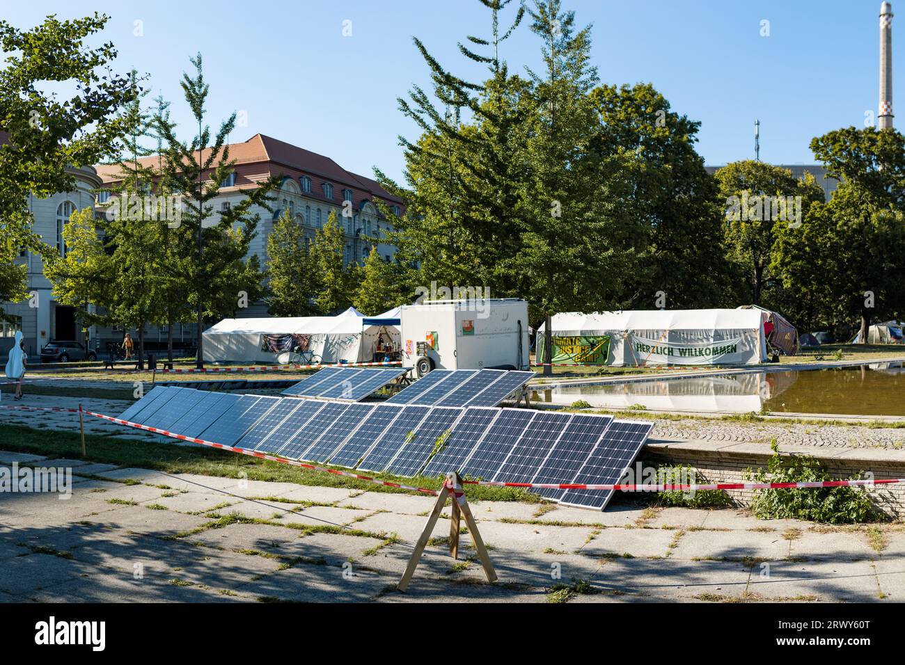 Campo di giustizia climatica nell'Invalidenpark. Attivismo politico dei giovani per ottenere una maggiore protezione del clima e dell'ambiente. Pannello energia solare Foto Stock