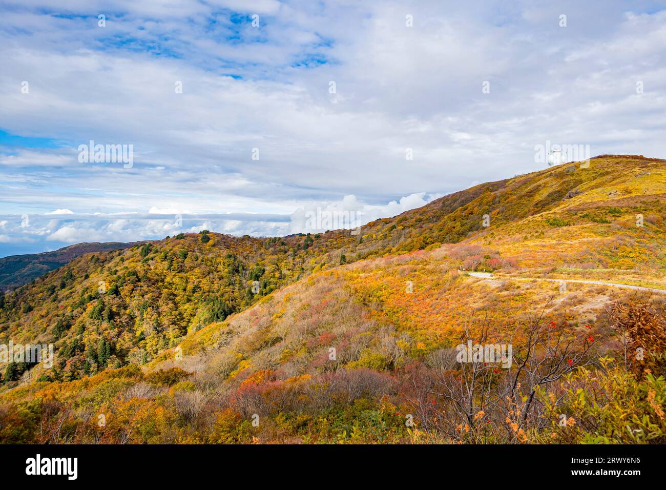 Paesaggio autunnale delle Myoko Mountains visto dal punto più alto dello skyline di Sado Island e radar ATC dell'Air Self-Defense Force Foto Stock