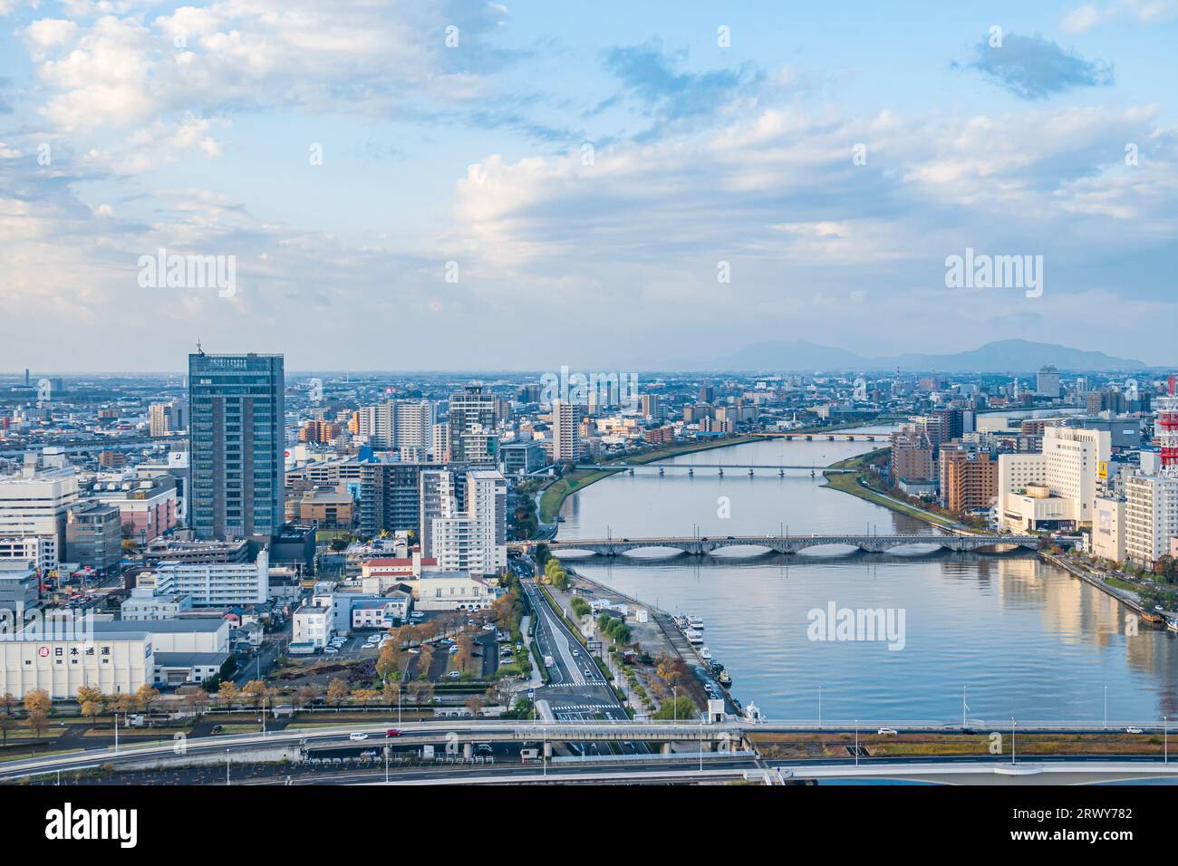 Storico ponte Bandai circondato da paesaggi lungo il fiume Niigata Shinano di prima mattina Foto Stock