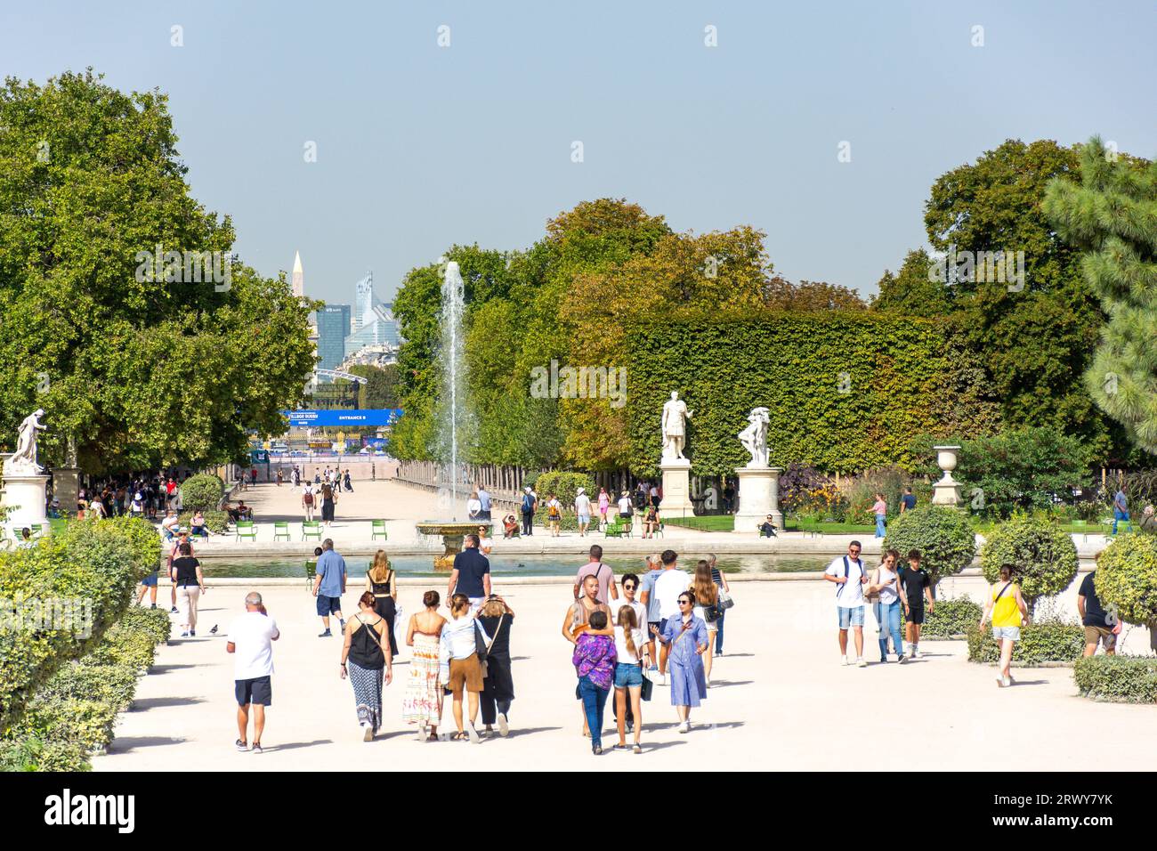 Jardin des Tuileries (Giardino delle Tuileries), mostra lo stagno Grand Bassin Rond, 1° arrondissement, Parigi, Île-de-France, Francia Foto Stock