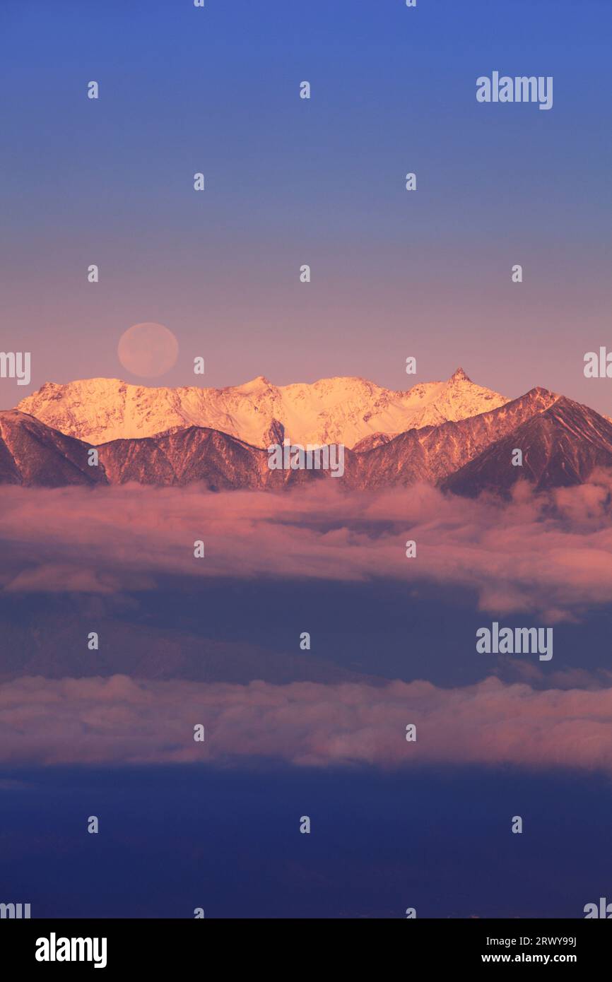 La luna mattutina e il monte Yarigatake visto da Ohgahana Foto Stock