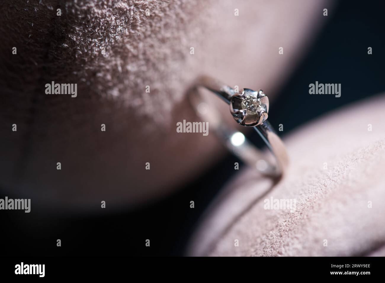 Splendido anello di diamanti di fidanzamento, primo piano Foto Stock