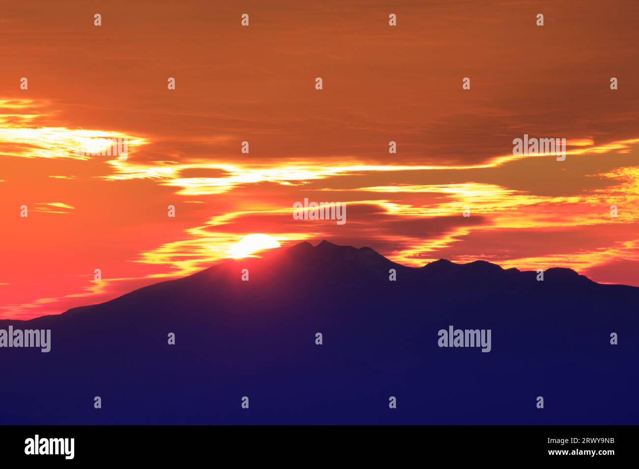 MT. Norikura e il sole che tramonta Foto Stock