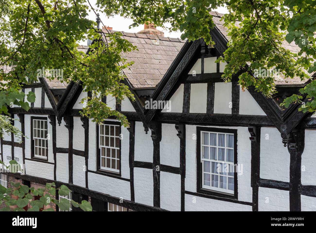 Chester è una città fortificata nel Cheshire, in Inghilterra, famosa per i suoi edifici in stile Tudor in legno. Foto Stock