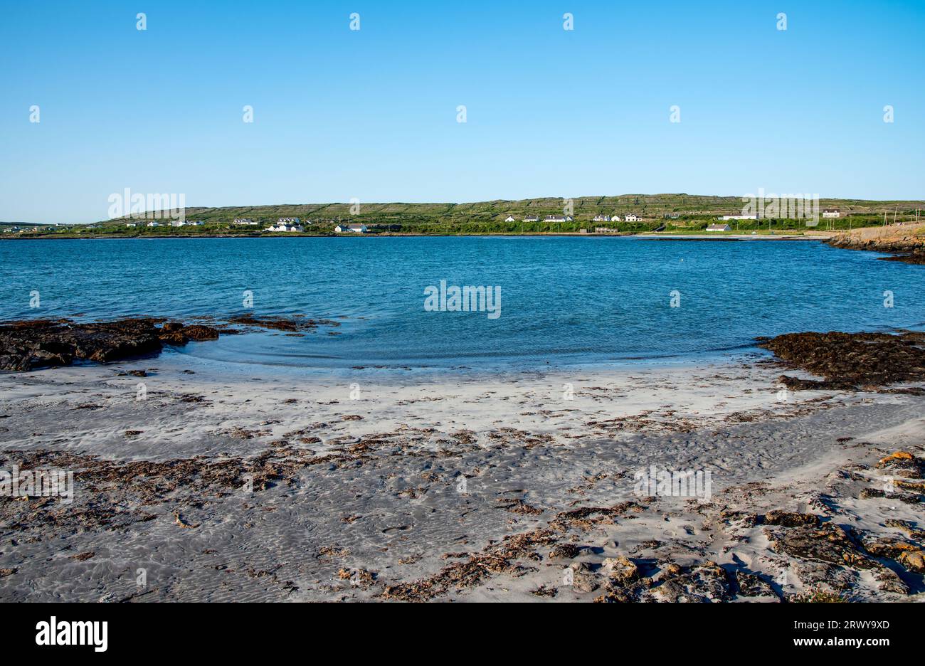 Inishmore, Galway, Irlanda - 3 giugno 2023. Costa e spiaggia di Kilronan a Inishmore, Aran Island, Co, Galway, Irlanda Foto Stock