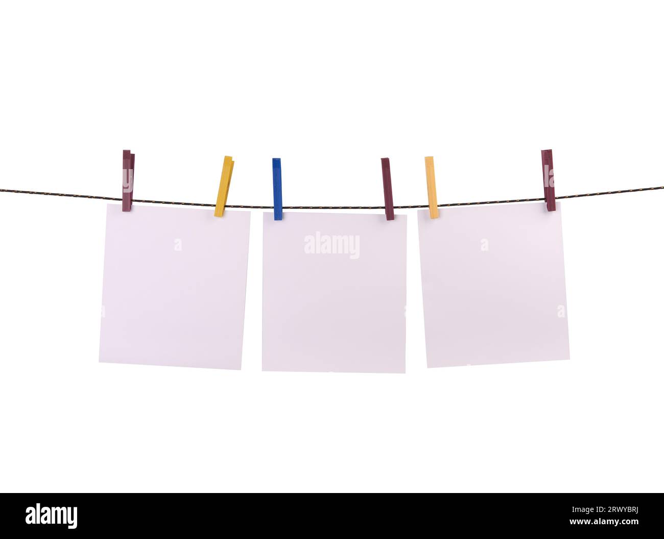 Tre note vuote appese alla stringa con clothespins su sfondo trasparente Foto Stock Tre note vuote appese alla stringa con clothespins su sfondo trasparente Foto Stock