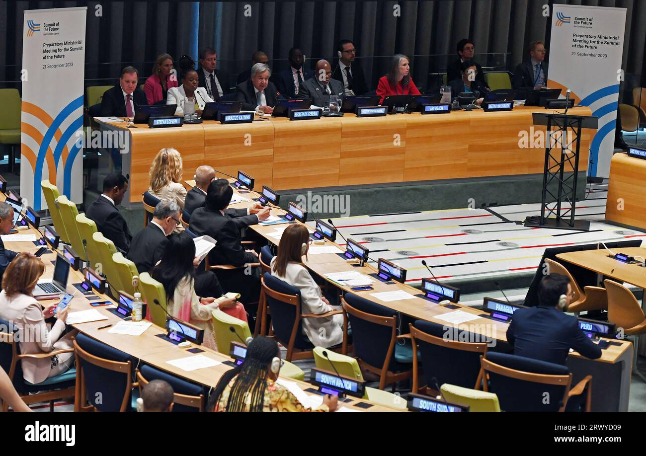 Nazioni Unite. 21 settembre 2023. Il Segretario generale delle Nazioni Unite Antonio Guterres interviene in una riunione ministeriale preparatoria per il Summit of the Future presso la sede delle Nazioni Unite a New York, il 21 settembre 2023. Guterres giovedì ha sottolineato l'importanza delle istituzioni multilaterali che si abbinano a un mondo multipolare in via di sviluppo. Crediti: Li Rui/Xinhua/Alamy Live News Foto Stock