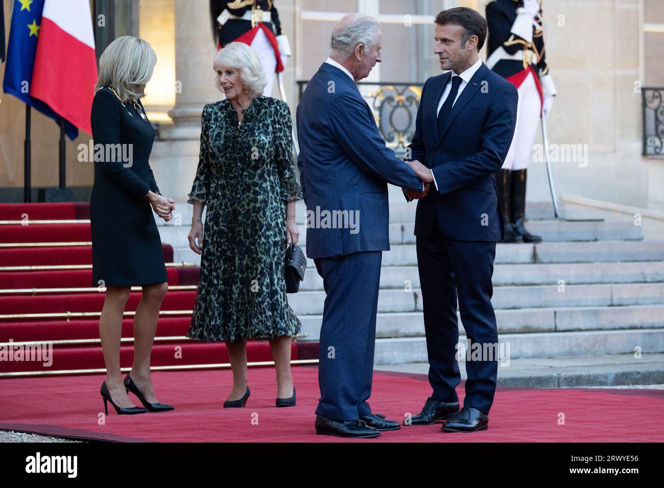 Il re Carlo III e la regina Camilla salutano il presidente francese Emmanuel Macron, moglie del presidente francese Brigitte Macron, al Palazzo Presidenziale Elysee di Parigi, il 21 settembre 2023, prima di partire per Bordeaux, dove il re e la regina continueranno la loro visita di stato di tre giorni in Francia. Il re britannico Carlo III e sua moglie la regina Camilla sono in visita di stato di tre giorni a partire dal 20 settembre 2023 a Parigi e Bordeaux, sei mesi dopo le rivolte e gli scioperi forzarono il rinvio dell'ultimo minuto della sua prima visita di stato come re. Foto di Raphael Lafargue/ABACAPRE Foto Stock