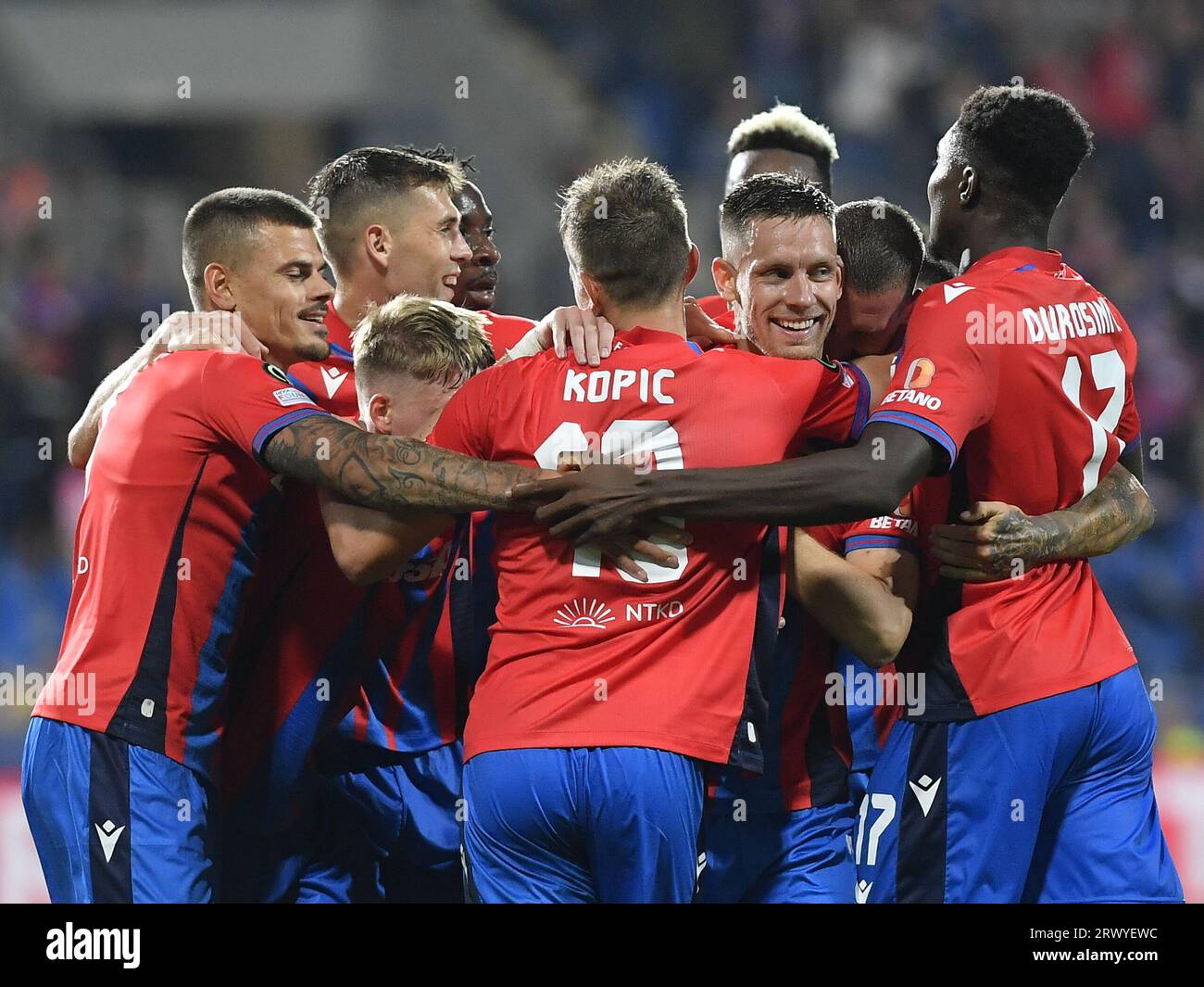 Pilsen, Repubblica Ceca. 21 settembre 2023. I calciatori del Viktoria Pilsen celebrano il gol durante la partita della Football European Conference League: Viktoria Plzen vs FC Ballkani a Pilsen, Repubblica Ceca, 21 settembre 2023. Lukas Kalvach (23) di Viktoria segna. Crediti: Miroslav Chaloupka/CTK Photo/Alamy Live News Foto Stock