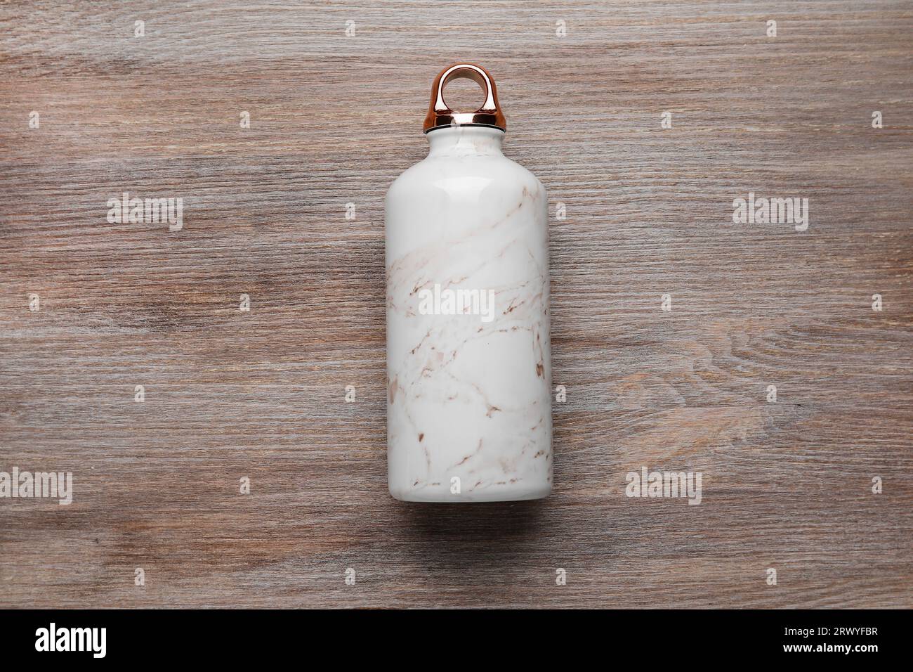 Bottiglia d'acqua su fondo di legno Foto Stock