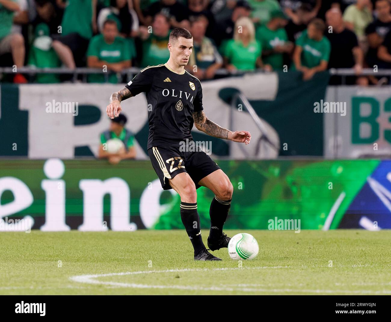 Budapest, Ungheria. 21 settembre 2023. Ognjen Vranjes dell'FK Cukaricki passa il pallone durante la partita del gruppo F di UEFA Europa Conference League 2023/24 tra Ferencvarosi TC e FK Cukaricki al Groupama Arena il 21 settembre 2023 a Budapest, Ungheria. Credito: Laszlo Szirtesi/Alamy Live News Foto Stock