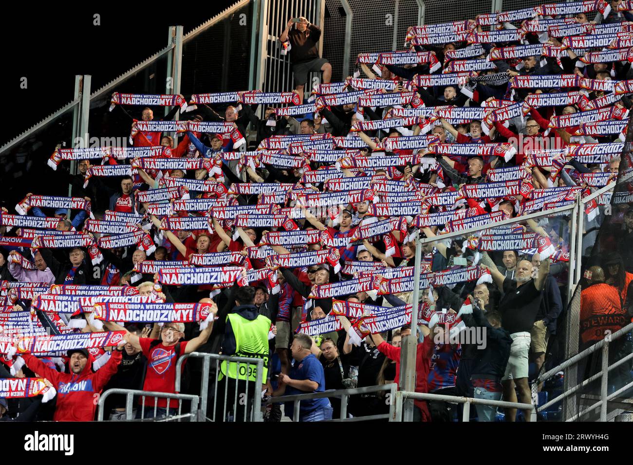 Bergamo, 21 settembre 2023. I tifosi di Rakow Czestochowa durante la partita di Europa League tra Atalanta e Rakow Czestochowa allo Stadio Gewiss il 21 settembre 2023 a Bergamo, Italia. Crediti: Stefano Nicoli/Speed Media/Alamy Live News Foto Stock