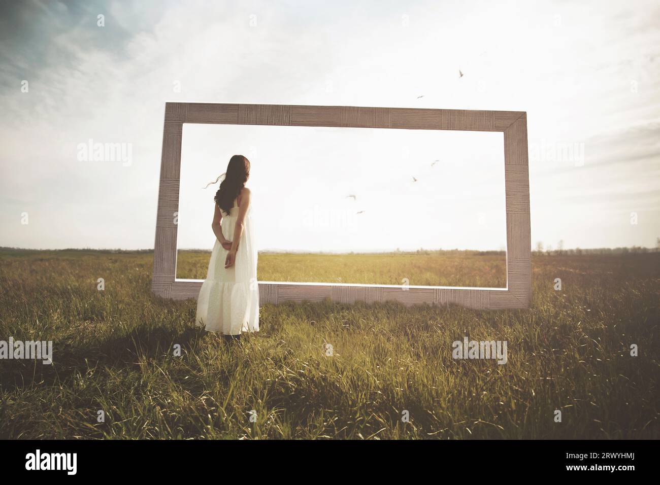 la donna guarda l'infinito oltre una finestra surreale nel mezzo della natura, concetto di libertà oltre i confini Foto Stock