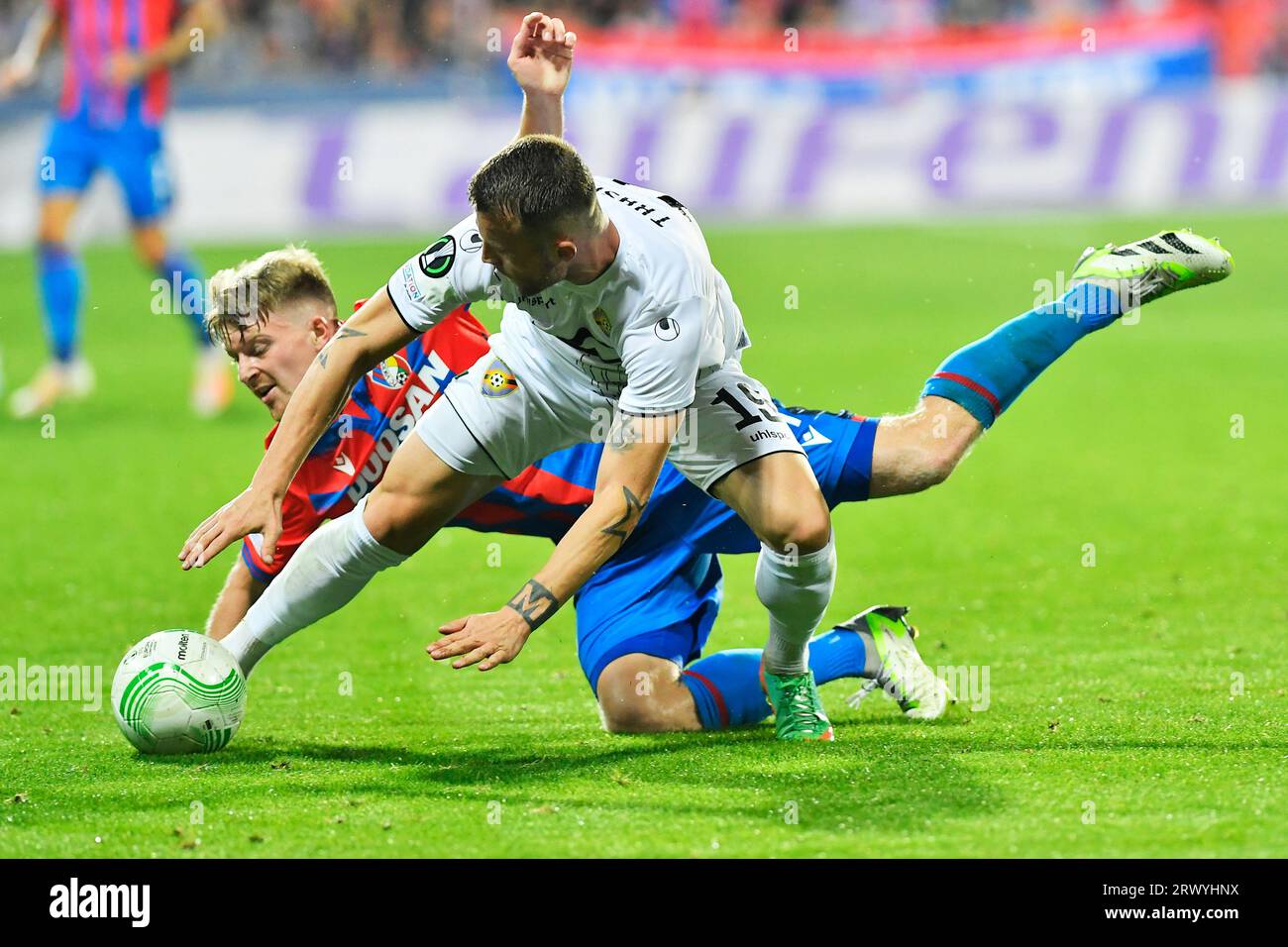 Pilsen, Repubblica Ceca. 21 settembre 2023. Da sinistra Pavel Sulc di Viktoria e Lorenc Trash di Ballkani in azione durante la partita della Football European Conference League: Viktoria Plzen vs FC Ballkani a Pilsen, Repubblica Ceca, 21 settembre 2023. Crediti: Miroslav Chaloupka/CTK Photo/Alamy Live News Foto Stock