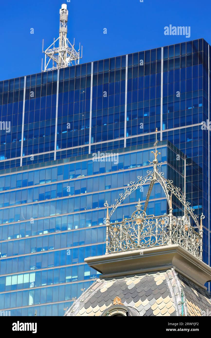 958 Vecchio e nuovo= tetto in ardesia con cupola mansarda sullo sfondo di grattacieli moderni e torre di comunicazione. Melbourne-Australia. Foto Stock
