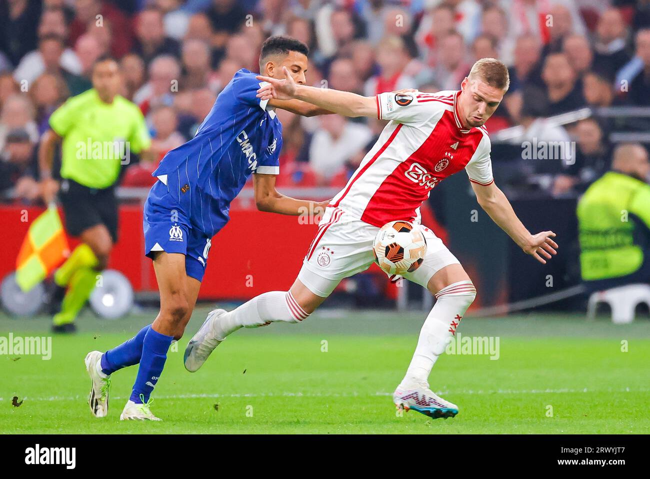 AMSTERDAM, PAESI BASSI - 21 SETTEMBRE: Azzadine Ounahi (Olympique Marseille) e Kenneth Taylor (Ajax) durante la UEFA Europa League 2023/2024 - gruppo Foto Stock