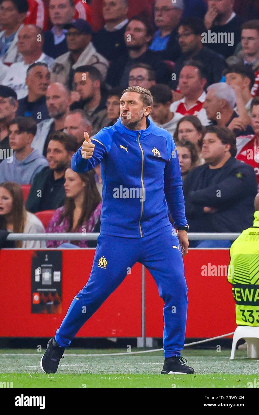 AMSTERDAM, PAESI BASSI - 21 SETTEMBRE: Allenatore Jacques Abardonado (Olympique Marsiglia) durante la partita di UEFA Europa League 2023/2024 - gruppo B. Foto Stock