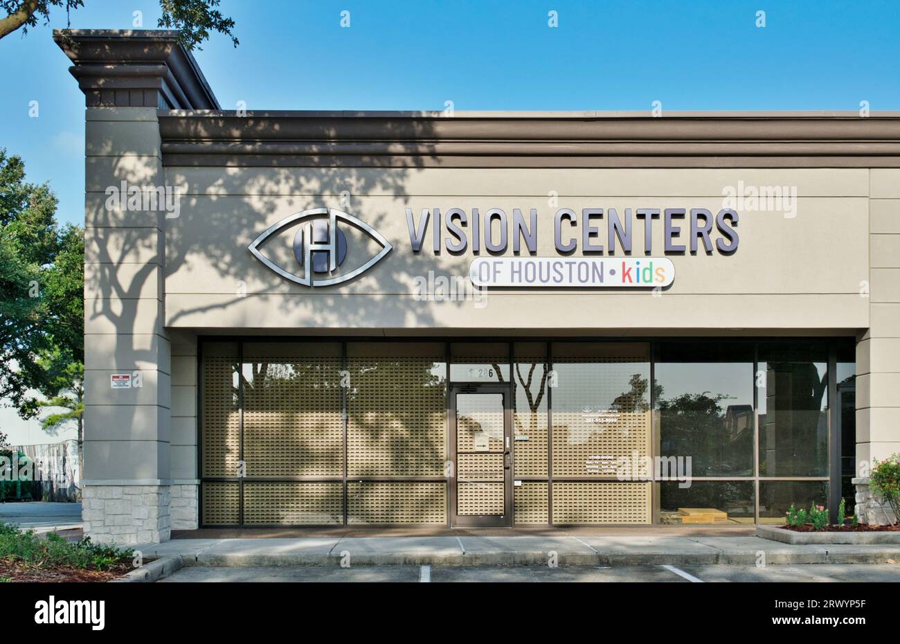 Houston, Texas USA 07-30-2023: Facciata dell'edificio Vision Centers of Houston Kids a Houston, Texas. Catena locale di negozi professionali per la cura degli occhi. Foto Stock