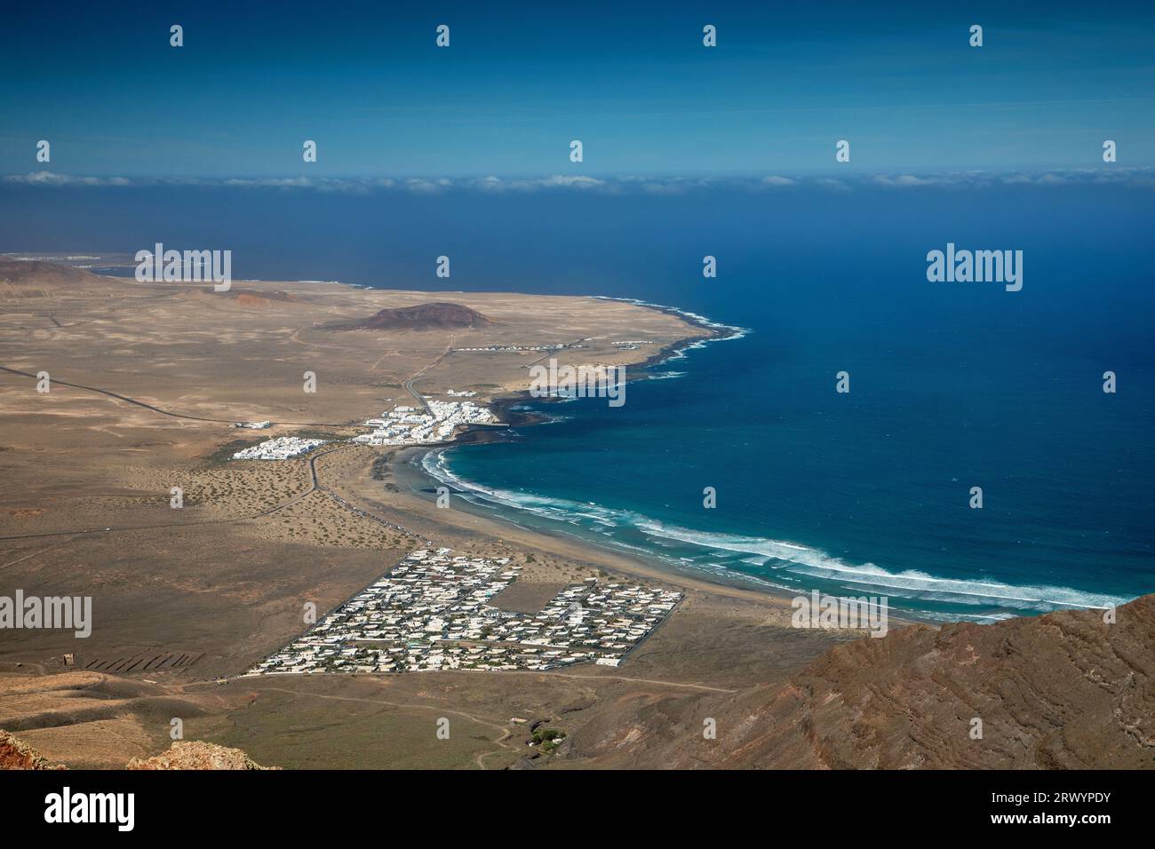 Famara e la Caleta de Famara, vista da Risco de Famara, Isole Canarie, Lanzarote, Teguise Foto Stock