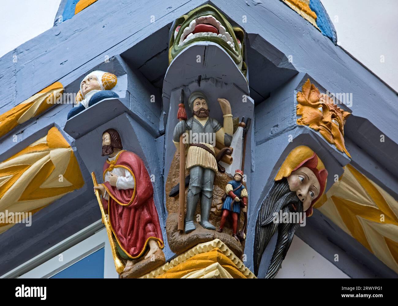 Scultura in legno a Stiftsherrenhaus nella città vecchia di Hameln, Germania, Renania settentrionale-Vestfalia, Hamelin Foto Stock