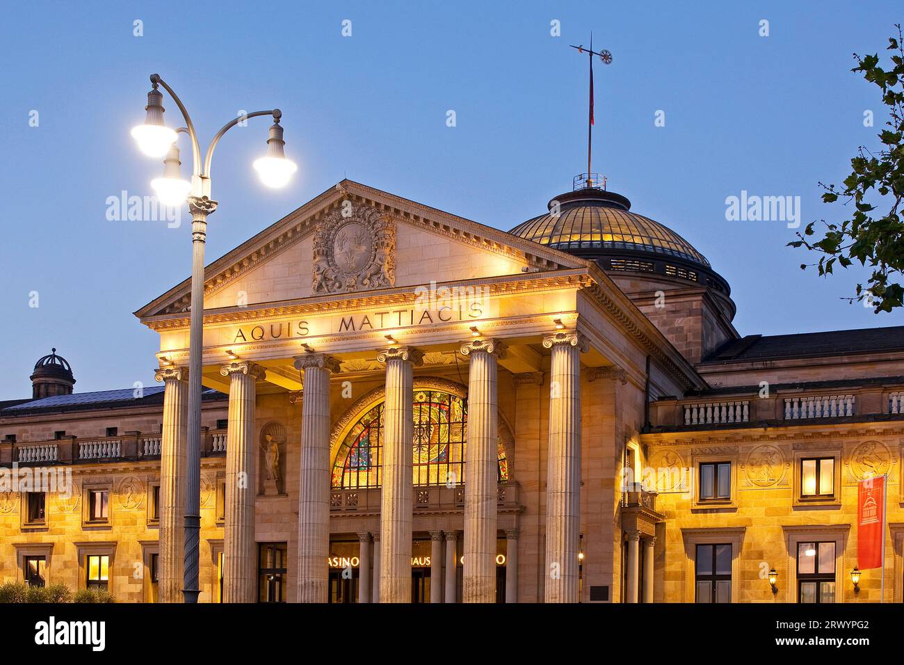centro benessere e casinò a Wiesbaden alla luce della sera, Germania, Assia, Wiesbaden Foto Stock