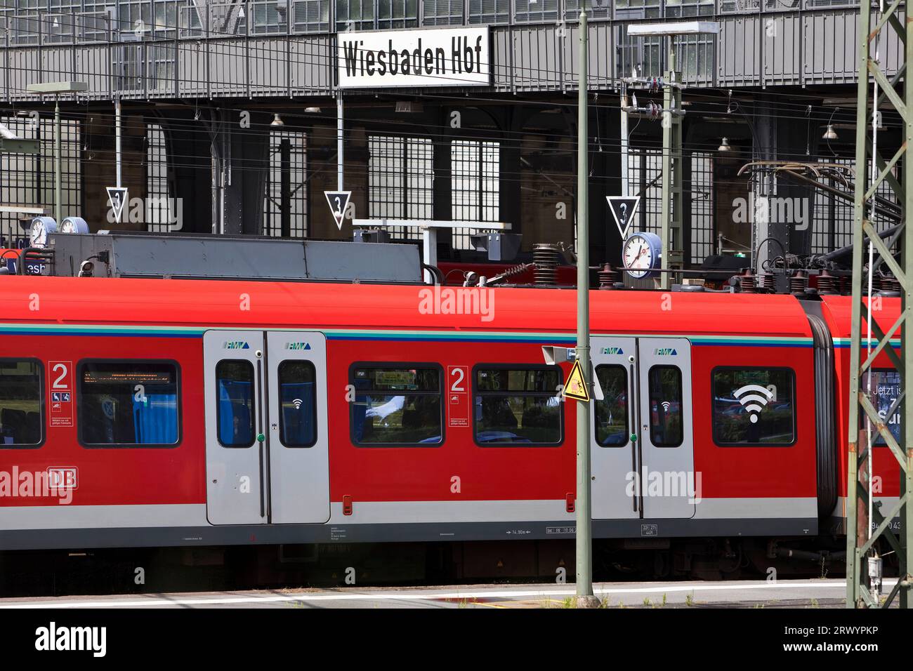 Treno nella stazione centrale, Germania, Assia, Wiesbaden Foto Stock