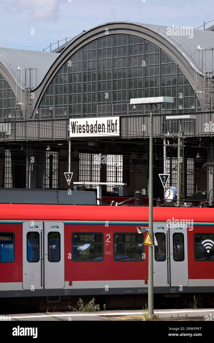 Treno nella stazione centrale, Germania, Assia, Wiesbaden Foto Stock