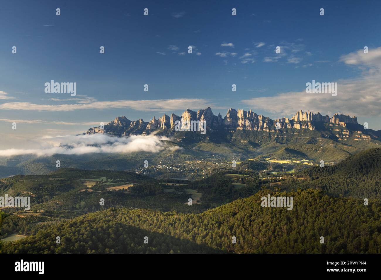 Catena montuosa di Montserrat, vista da nord, Spagna, Katalonia, Serralada Prelitoral Catalana Foto Stock