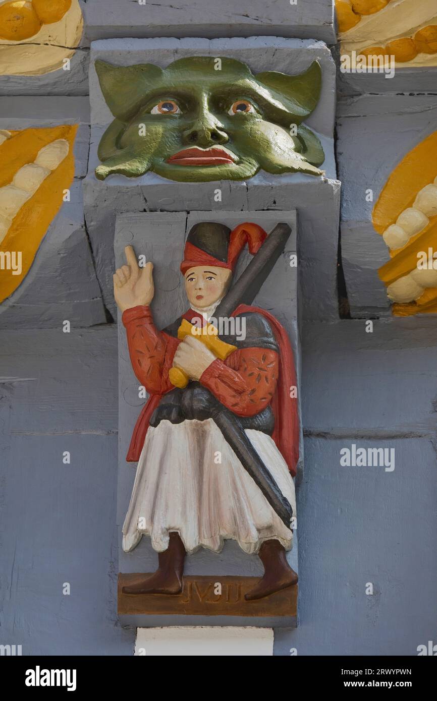 Scultura in legno a Stiftsherrenhaus nella città vecchia di Hameln, Germania, Renania settentrionale-Vestfalia, Hamelin Foto Stock