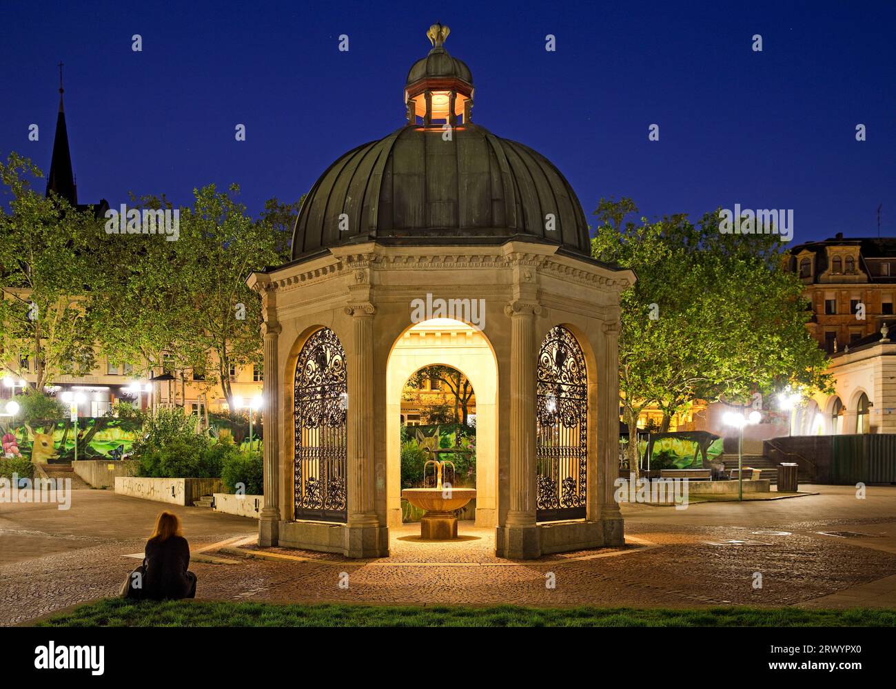 padiglione sulla piazza Kochbrunnenplatz di notte, Germania, Assia, Wiesbaden Foto Stock