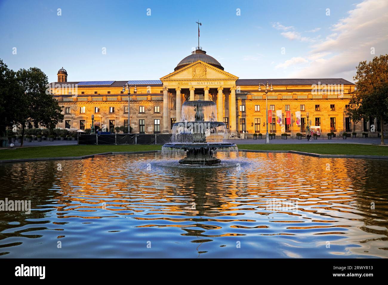 centro benessere e casinò con fontana a Wiesbaden alla luce della sera, Germania, Assia, Wiesbaden Foto Stock